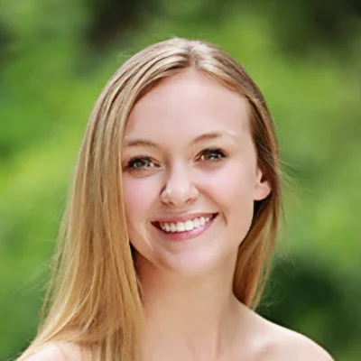 photo of dental assistant, Shelby, who is smiling while outdoors